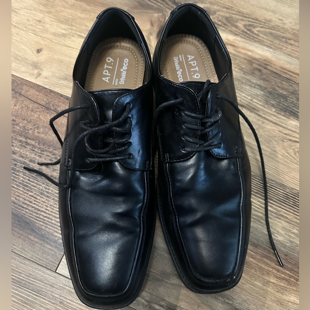 Men’s size 10 black dress shoes